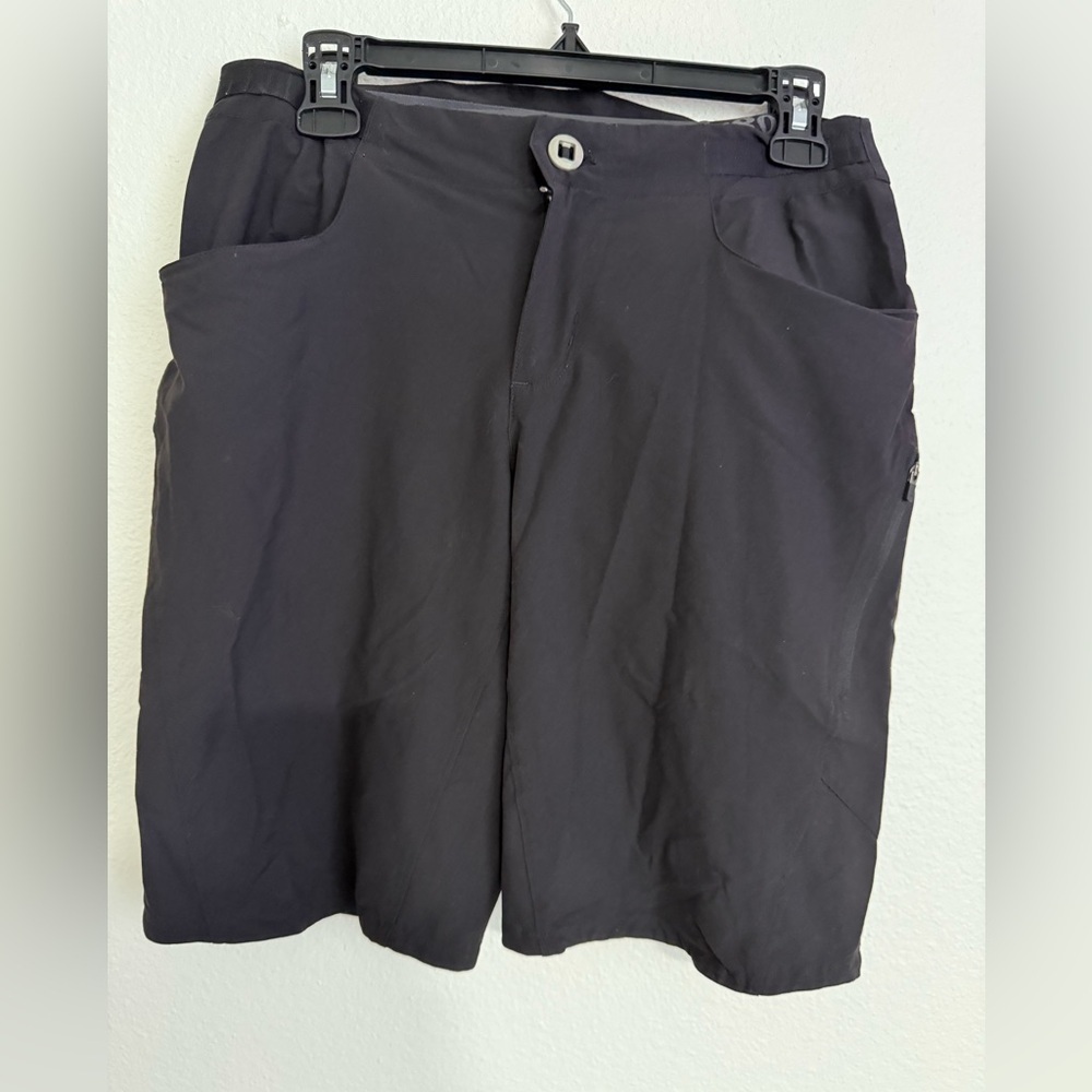 Patagonia cycling 🚴 Men's Black Cargo Shorts